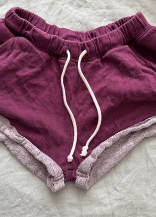 Bequeme Shorts in Beerenfarbe 🍇, marke: H&M, zustand: Gut, größe: XS / 34 / 6, 1,00 €, 1,75 € inklusive Vinted-Käuferschutz