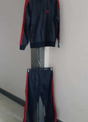 Ensemble Adidas Ventex bleu marine/bandes rouges vintage, brand: adidas, condizioni: Ottime, taglia: M, €90.00, €95.20 include la Protezione acquisti