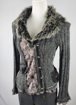 Veste Lissa grise col fourrure fausse laine broderie royale baroque goth chic 2000s femme, marque: Vintage Dressing, état: Très bon état, taille: M / 38 / 10, 35,00 €, 37,45 € Protection acheteurs (Pro) incluse