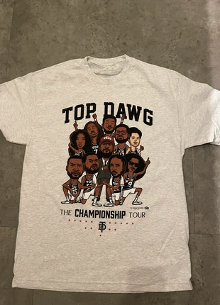 Top Dawg Championship Tour Shirt TDE, brand: TDE, condizioni: Nuovo con cartellino, taglia: L, €48.00, €51.10 include la Protezione acquisti