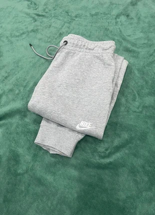 Pantaloni Nike grigi taglia S, zustand: Sehr gut, größe: S / 36 / 8, 15,00 €, 16,45 € inklusive Vinted-Käuferschutz