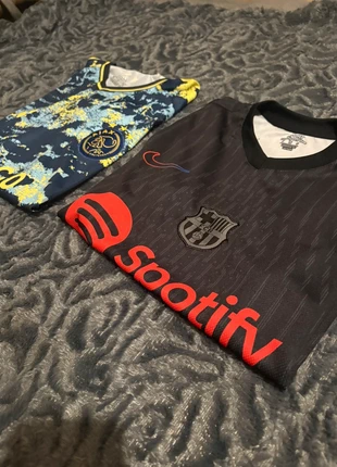 Un lot de 2 maillot de foot, marca: De, estado: Muito bom, tamanho: XS / 34 / 6, €12.50, €13.83 inclui Proteção do Comprador
