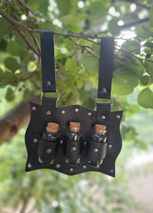 Accessoire Étui Ceinture Cosplay Costume Médiéval Potions Fioles Sorcière Alchimiste Cuir Noir Neuf, état: Neuf avec étiquette, taille: Taille unique, 27,23 €, 29,29 € Protection acheteurs (Pro) incluse