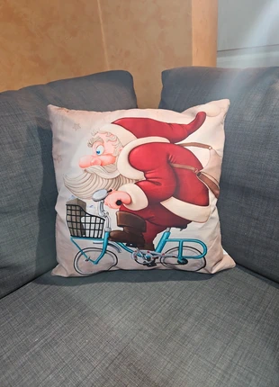 Kussensloop kerstman op fiets, merk: Merry Christmas, staat: Nieuw zonder prijskaartje, maat: 45 x 45 cm, € 6,00, € 7,00 inclusief Kopersbescherming