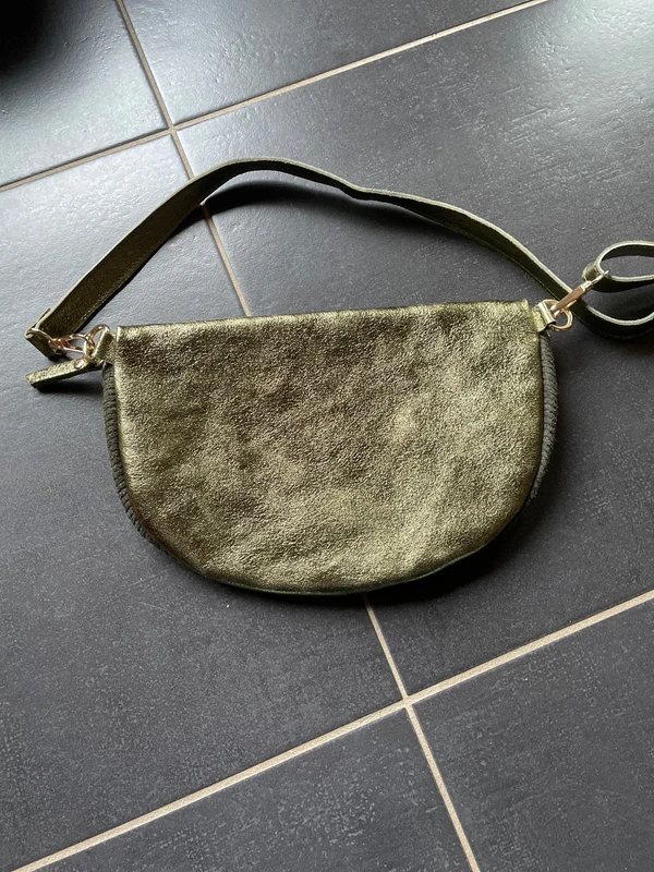 Sac banane en cuir irisé et nubuck côtelé - photo numéro 5