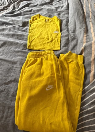 Ensemble Nike jaune, marque: Nike, état: Très bon état, taille: S, 20,00 €, 21,70 € Protection acheteurs incluse