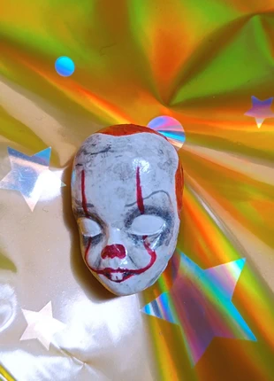 Spilla clown, Pennywise pin, brand: fierab1tch, condizioni: Nuovo con cartellino, €7.00, €8.05 include la Protezione acquisti