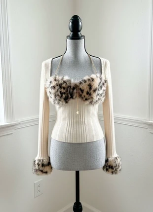 Pull crème côtelé avec détails fausse fourrure léopard et chaîne dorée, marque: Lorya Paris, état: Très bon état, taille: M / 38 / 10, 26,00 €, 28,00 € Protection acheteurs incluse