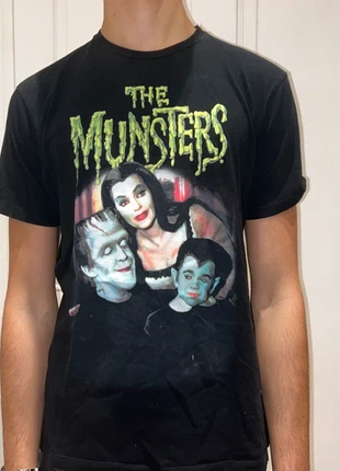 The Munsters graphic t-shirt, marke: Pull & Bear, zustand: Sehr gut, größe: M, 11,00 €, 12,25 € inklusive Vinted-Käuferschutz
