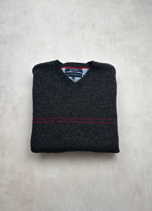 Pull Tommy Hilfiger – Pull gris chiné col en V bandes rouges – Taille M I SKU : 000356, brand: Tommy Hilfiger, condizioni: Ottime, taglia: M, €12.00, €13.30 include la Protezione acquisti