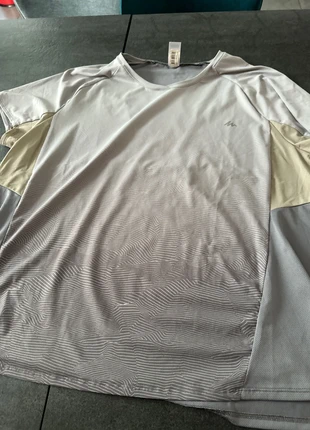 Haut sport, merk: Quechua, staat: Heel goed, maat: XXXL / 46 / 18, € 3,00, € 3,85 inclusief Kopersbescherming