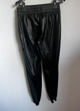 Leatherlook broek Raizzed, merk: RAIZZED, staat: Heel goed, maat: S / 36 / 8, € 18,00, € 19,60 inclusief Kopersbescherming