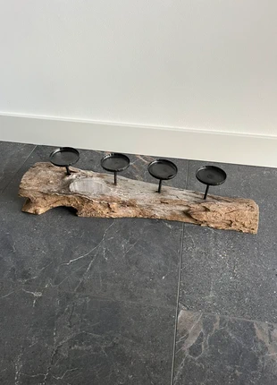 Lange houten kandelaars op een plank robuust landelijk, staat: Heel goed, € 10,00, € 11,20 inclusief Kopersbescherming
