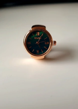 Rose Gold Clock Ring with Green Interior, marque: Vintage Dressing, état: Neuf sans étiquette, taille: Ajustable, 7,99 €, 9,09 € Protection acheteurs incluse