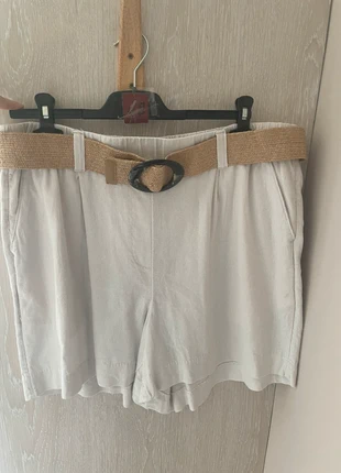 Short blanc avec ceinture marron, brand: Kiabi, condition: Very good, size: 4XL / 48 / 20, €5.00, €5.95 includes Buyer Protection