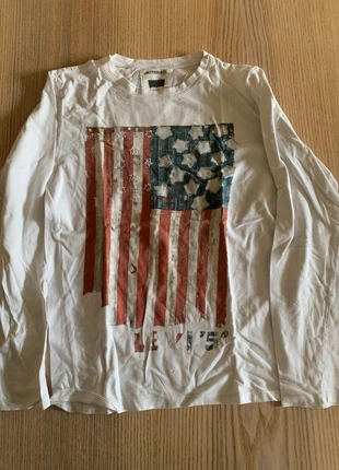 T-shirt Levi’s, merk: Levi Strauss & Co., staat: Heel goed, maat: 12 jaar / 152 cm, € 3,00, € 3,85 inclusief Kopersbescherming