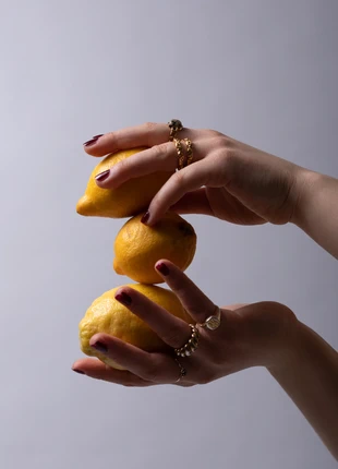 Postkarte Motiv: Zitrone mit Händen und goldenen Ringen, marca: Selfmade, estado: Nuevo con etiquetas, 5,00 €, 5,95 € Protección al comprador incluida