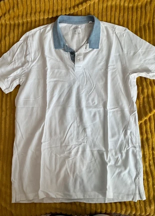 Polo branco com detalhes de riscas azuis, merk: Local, staat: Goed, maat: M, € 9,99, € 11,19 inclusief Kopersbescherming