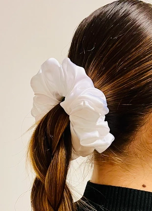 Chouchou élastique scrunchie en satin, marca: Boutique Parisienne, estado: Muy bueno, 4,00 €, 4,90 € Protección al comprador Pro incluida