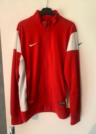 Veste à zip Nike rouge taille M avec logo brodé en très bon état, brand: Nike, condition: Very good, size: M, €14.90, €16.35 includes Buyer Protection