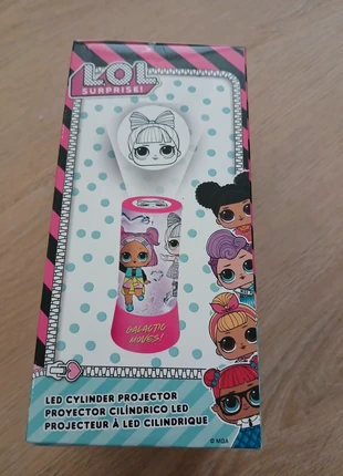 L.O.L. led cylinder projector, merk: L.O.L. Surprise, staat: Nieuw met prijskaartje, maat: 3 jaar / 98 cm, € 3,00, € 3,85 inclusief Kopersbescherming