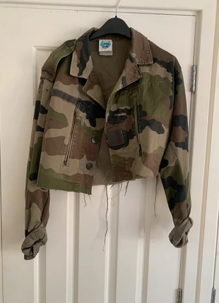 Cropped camo jacket, brand: Reclaimed Vintage, condition: Good, size: S / 8, £10.00, £11.20 includes Buyer Protection