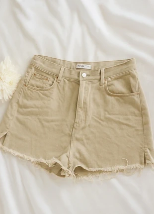 Shorts beige in denim con orlo sfrangiato, perfetti per un look casual e naturale., marca: Pull & Bear, estado: Muito bom, tamanho: XL / 42 / 14, €11.00, €12.25 inclui Proteção do Comprador