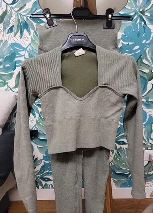 Top e leggins set gym, brand: Set, condizioni: Ottime, taglia: S / IT 40 / EU 36, €8.50, €9.63 include la Protezione acquisti