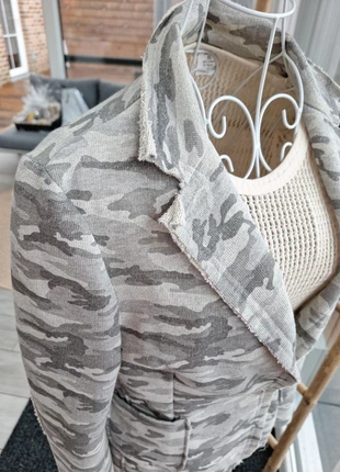 Veste camouflage grise sweat manche longue printemps été, merk: Vanilla, staat: Nieuw zonder prijskaartje, maat: XL / 42 / 14, € 10,00, € 11,20 inclusief Kopersbescherming