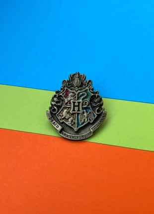 Pin metálico Hogwarts, merk: Local, staat: Heel goed, € 2,00, € 2,80 inclusief Kopersbescherming