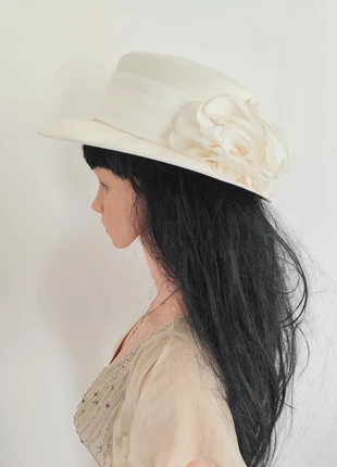 Chapeau de cérémonie vintage ivoire – bord large & fleur, marke: Vintage Dressing, zustand: Sehr gut, größe: 54, 18,00 €, 19,60 € beinhaltet Vinted-Käuferschutz Pro