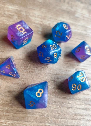 Donjons & Dragons - Set de dés Galaxy – Dés Jdr bleu-violet pailleté., marque: Galaxy, état: Neuf sans étiquette, 3,90 €, 4,80 € Protection acheteurs incluse