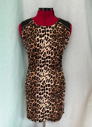 Petite robe moulante imprimé léopard avec simili et fermeture aux épaules, merk: So sweet, staat: Nieuw met prijskaartje, maat: S / 36 / 8, € 6,00, € 7,00 inclusief Kopersbescherming