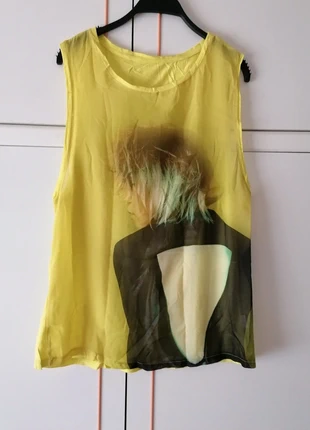 Top amarillo sisa ilustracion chica, marca: Local, estado: Nuevo sin etiquetas, tamaño: S / 36 / 8, 5,00 €, 5,95 € Protección al comprador incluida