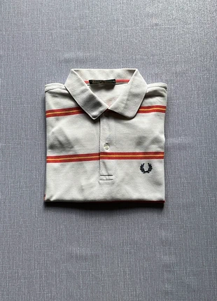 Fred Perry T-shirt bianca M – logo blu, righe rosse e gialle, stile iconico, brand: Fred Perry, condizioni: Nuovo senza cartellino, taglia: M, €15.00, €16.45 include la Protezione acquisti