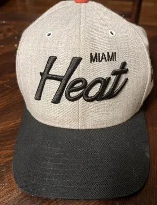 Casquette Miami Heat Mitchell & Ness Gris/Noir Ajustable SnapBack Visière Large, brand: Mitchell & Ness, condition: Good, size: S, €8.00, €9.10 includes Buyer Protection