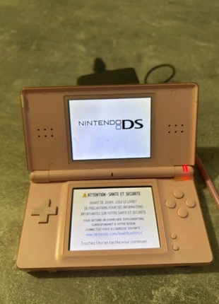 Nintendo DSlite rose + chargeur, brand: Nintendo, condition: Good, €35.00, €37.45 includes Buyer Protection