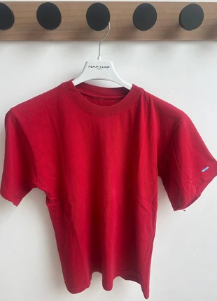 T-shirt Decathlon taille 8/10 ans rouge uni logo cousu sur la manche, merk: Decathlon, staat: Goed, maat: 8 jaar / 128 cm, € 1,50, € 2,28 inclusief Kopersbescherming