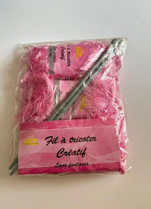 Kit à tricoter avec 3 pelotes roses et 2 aiguilles à tricot d’Home Creation, marque: Home Creation, état: Neuf avec étiquette, 8,00 €, 9,10 € Protection acheteurs incluse