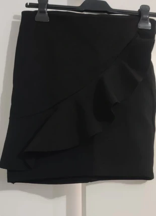 Mini jupe volant Stradivarius, merk: Stradivarius, staat: Heel goed, maat: M / 38 / 10, € 7,00, € 8,05 inclusief Kopersbescherming