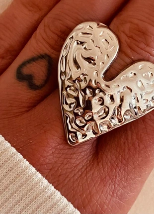 Bague épaisse ajustable argenté tendance cœur acier inoxydable, brand: Boutique Parisienne, condizioni: Ottime, taglia: Regolabile, €9.00, €10.15 include la Protezione acquisti Pro