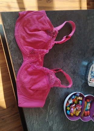 BH Pink 100E, merk: Miriale, staat: Nieuw zonder prijskaartje, maat: 100E, € 8,00, € 9,10 inclusief Kopersbescherming