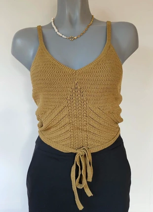 Khaki gehaakte knit-top met open rug en dubbel strikceintuur van Weekday, merk: Weekday, staat: Nieuw zonder prijskaartje, maat: M / 38 / 10, € 7,50, € 8,58 inclusief Kopersbescherming