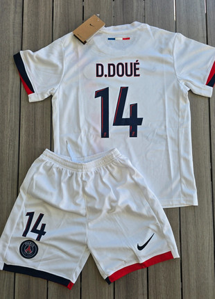 Tenue foot PSG away 10 ans Doué L1, marke: PSG, zustand: Neu, größe: 10 Jahre / 140, 37,00 €, 39,55 € inklusive Vinted-Käuferschutz