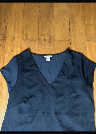 Blouse fluide bleu marine manches courtes cintrée dans le dos col v, merk: H&M, staat: Heel goed, maat: M / 38 / 10, € 8,00, € 9,10 inclusief Kopersbescherming