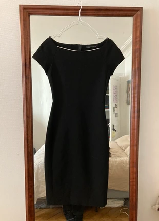 robe midi noire cintrée col bateau, marque: Zara, état: Très bon état, taille: S / 36 / 8, 10,00 €, 11,20 € Protection acheteurs incluse