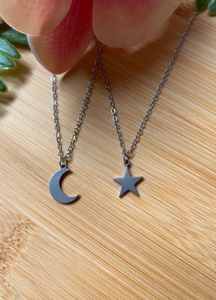 Lot de 2 colliers étoile et lune, staat: Heel goed, € 5,00, € 5,95 inclusief Kopersbescherming