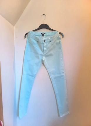 Superbe jeans vert d'eau de chez Jennyfer en taille 38 ou M, marque: Jennyfer, état: Très bon état, taille: M / 38 / 10, 3,50 €, 4,38 € Protection acheteurs incluse