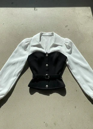 Chemise noire et blanche cintrée à boutons argentés – Chic / Classique, merk: Mavie&Nela, staat: Heel goed, maat: M / 38 / 10, € 49,99, € 53,19 inclusief Kopersbescherming