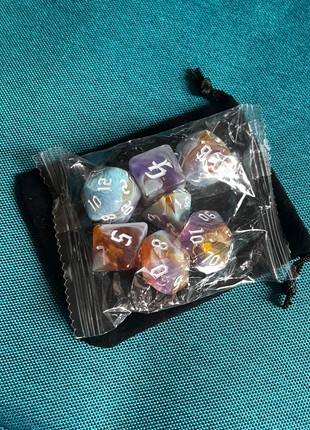 Set dadi D&D multicolor oro arancio azzurro bianco viola lilla, marca: D&D, estado: Novo com etiquetas, €6.00, €7.00 inclui Proteção do Comprador